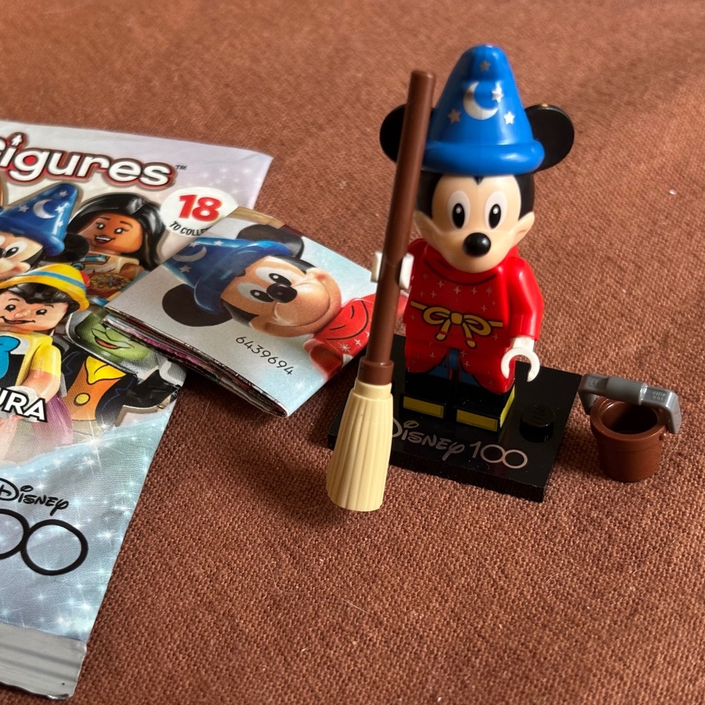 Sorcerer's Apprentice Disney 100 coldis100-4 with stand, access, pamphlet & bag)